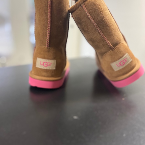 New out of box UGGS - Picture 4 of 6
